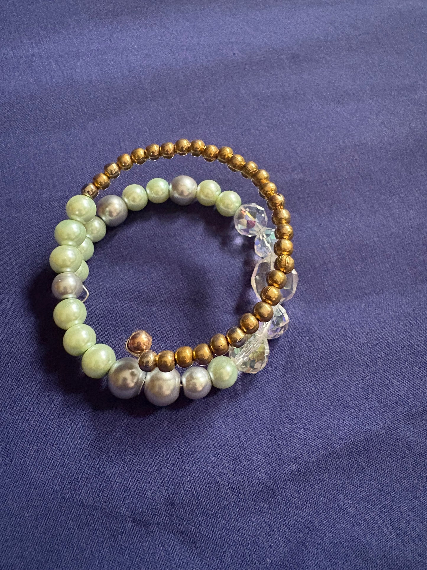 memory wire Green, beads with crystal and gold coloured bead bracelet