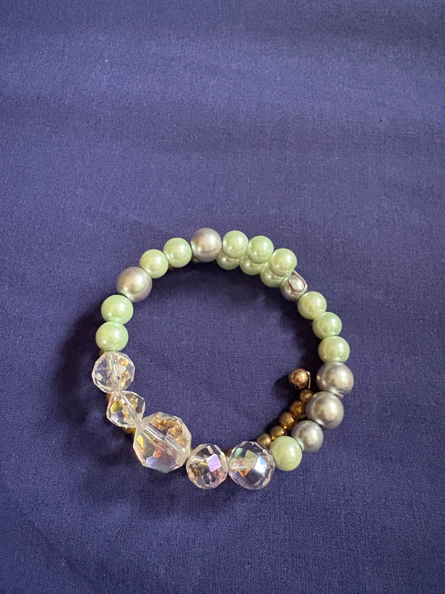 memory wire Green, beads with crystal and gold coloured bead bracelet