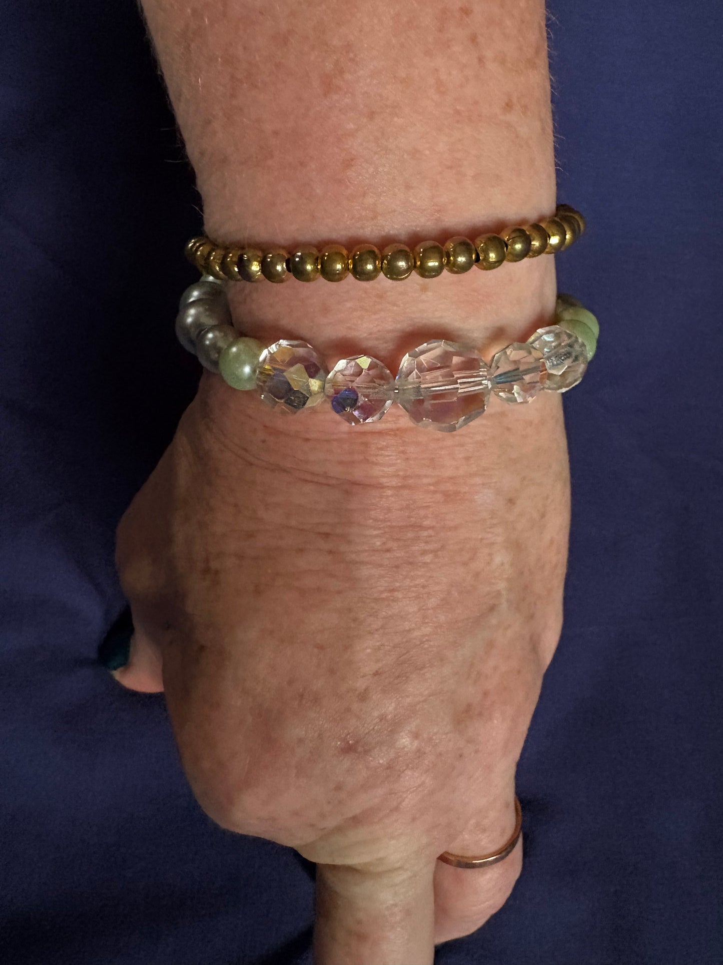 memory wire Green, beads with crystal and gold coloured bead bracelet