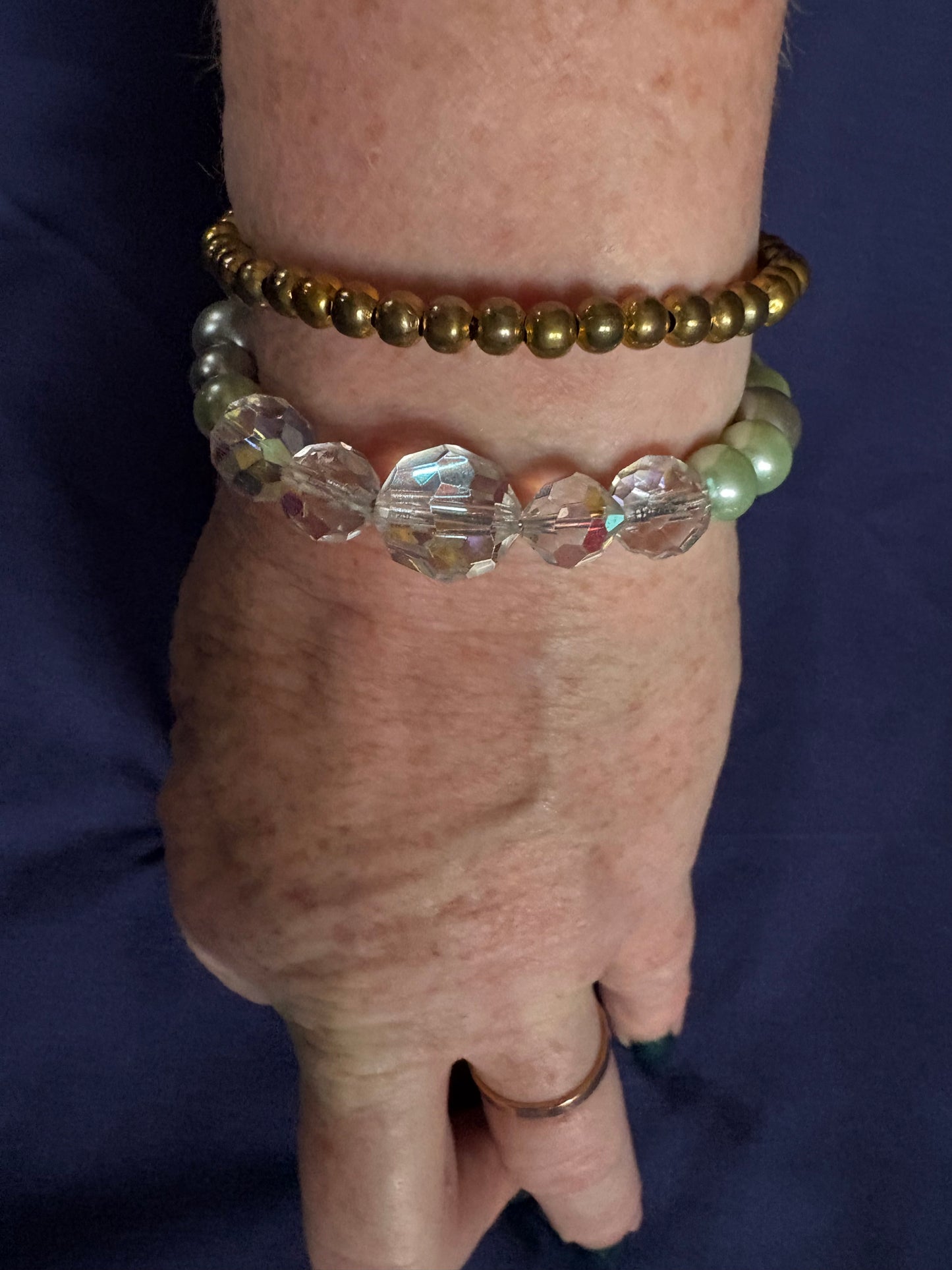 memory wire Green, beads with crystal and gold coloured bead bracelet